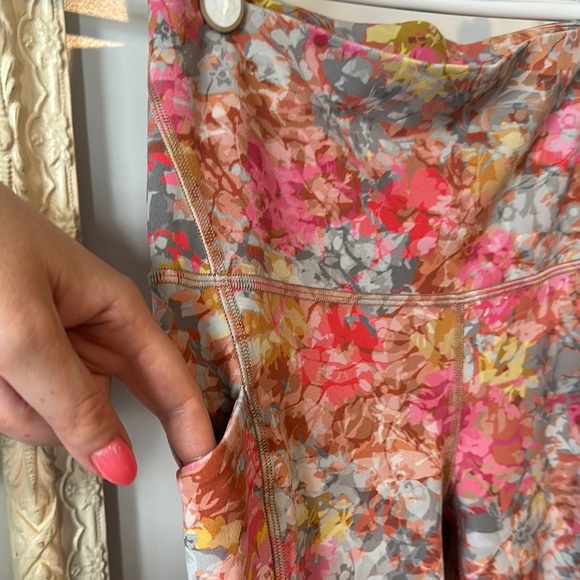 LULULEMON | High Rise Align with Pockets Floral Patterned Leggings 25” - Picture 8 of 16